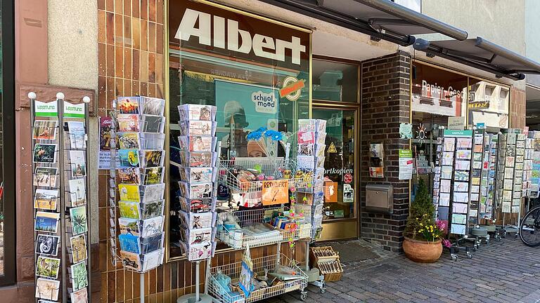 In Marktheidenfeld schließen in diesem Jahr zwei Bastel- und Schreibwarenläden. Birgit und Thomas Albert von 'Bürobedarf Albert' sehen sich dagegen auch zukünftig fest in der Innenstadt.