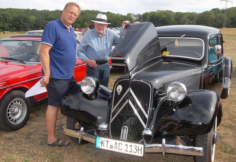 Gerne zeigt der Euerfelder Michael Renner (rechts) seinen Citroen 11 CV, der Insidern als Gangsterauto bekannt ist.