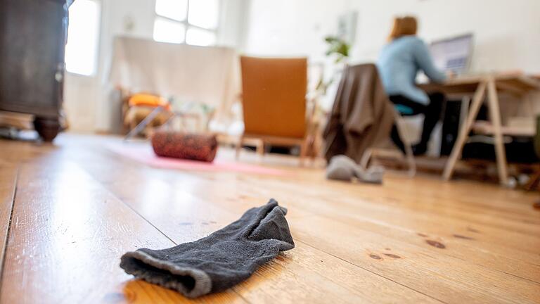 Unordnung in der Wohnung       -  Einfach mal liegen lassen: Ein gewisses Maß an Unordnung kann auch kreativitätsfördernd wirken.