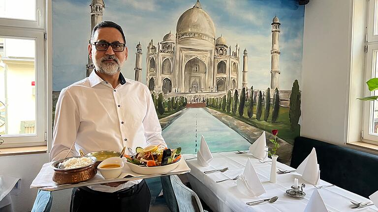 Taj Curryhaus in Bad Kissingen       -  Ujjäger Singh mit Reis, 'Chicken Korma' und 'Tandoori Mix' in seinem indischen Restaurant am Marktplatz.