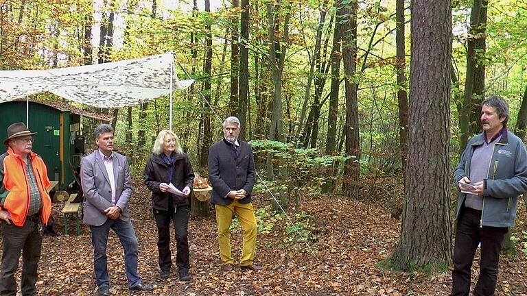 Zu den Ehrengästen der Einweihung gehörten (von links) Revierleiter Paul Huber, Oberaurachs Bürgermeister Thomas Sechser, Betreiberin Helga Rhein, MdL Steffen Vogel und Forstbetriebsleiter Ullrich Mergner.