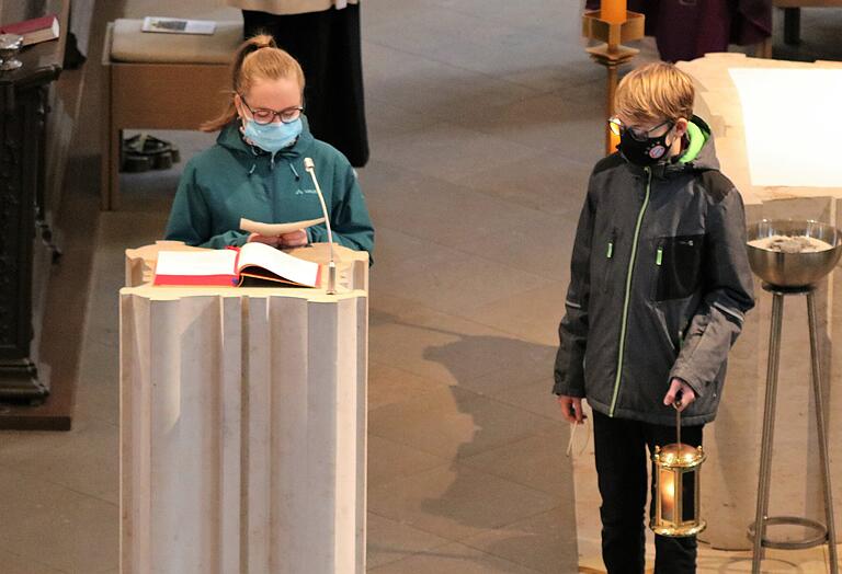 Die Volkacher Firmlinge Anna und Lorenz Leckel erklärten den Sinn des Friedenslichts von Bethlehem.