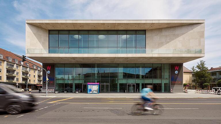 Das Mainfranken Theater in Würzburg wird gerade generalsaniert. Im Dezember soll der neue Kopfbau eröffnen.