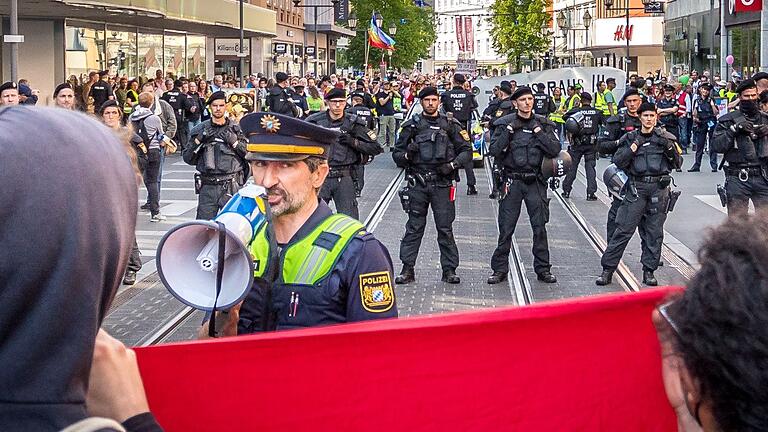 Kommunikation prägte die vierjährige Amtszeit von Polizeichef Matthias Weber. Im Bild: Weber löst als Einsatzleiter 2022 in Würzburg eine Antifa-Blockade gegen eine Querdenker-Demonstration auf.&nbsp;