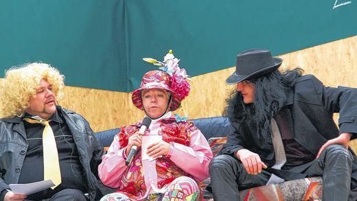 Auf der Couch bei Gottschalk (links Matthias Pfeuffer): Dirk Bach (alias Gerti Hisch) und Udo Lindenberg (alias Heiko Schramm) stellten sich in Neustadt dem prominenten Moderator.