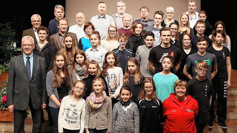 Viele unterfränkische, bayerische, deutsche- Weltmeister- und auch olympische Titel im Eiskunstlauf, Golf, Kegeln, Kick-Boxen, Gong Fu, Leichtathletik, Kegeln, Schießen, Schwimmen sowie Tennis können diese Haßfurter Sportlerinnen und Sportler vorweisen. Rolf Beinke, Volker Heurich, Hermann Lesser und Georg Stütz legten zudem zusammen bereits 100 Mal das Deutsche Sportabzeichen ab. Viele unterfränkische, bayerische, deutsche- Weltmeister- und auch olympische Titel im Eiskunstlauf, Golf, Kegeln, Kick-Boxen, Gong Fu, Leichtathletik, Kegeln, Schießen, Schwimmen sowie Tennis können diese Haßfurter Sportlerinnen und Sportler vorweisen. Rolf Beinke, Volker Heurich, Hermann Lesser und Georg Stütz legten zudem zusammen bereits 100 Mal das Deutsche Sportabzeichen ab.