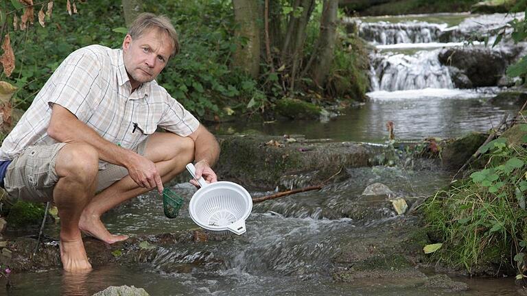 Bachpächter Matthias Hampel kennt die Kürnach und kämpft gegen ihre Verschmutzung. Foto: Theresa Müller