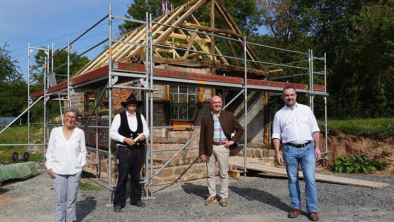 Gruppenbild anlässlich des Richtfestes der Waldberger Schmiede: (von links) Museumsleiterin Ariane Weidlich, Zimmermann Michael Weber, Landrat Thomas Habermann und Fladungens Bürgermeister Michael Schnupp. Foto: Marion Eckert - Gruppenbild anlässlich des Richtfestes der Waldberger Schmiede: (von links) Museumsleiterin Ariane Weidlich, Zimmermann Michael Weber, Landrat Thomas Habermann und Fladungens Bürgermeister Michael Schnupp. Foto: Marion Eckert Gruppenbild anlässlich des Richtfestes der Waldberger Schmiede: (von links) Museumsleiterin Ariane Weidlich, Zimmermann Michael Weber, Landrat Thomas Habermann und Fladungens Bürgermeister Michael Schnupp. Foto: Marion Eckert - Gruppenbild anlässlich des Richtfestes der Waldberger Schmiede: (von links) Museumsleiterin Ariane Weidlich, Zimmermann Michael Weber, Landrat Thomas Habermann und Fladungens Bürgermeister Michael Schnupp. Foto: Marion Eckert