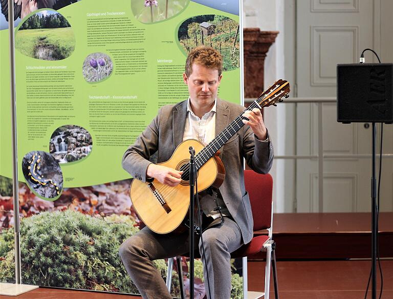Gitarrist Johannes Öllinger umrahmte den Festakt des Naturpark Steigerwald in Ebrach musikalisch. Gitarrist Johannes Öllinger umrahmte den Festakt des Naturpark Steigerwald in Ebrach musikalisch.
