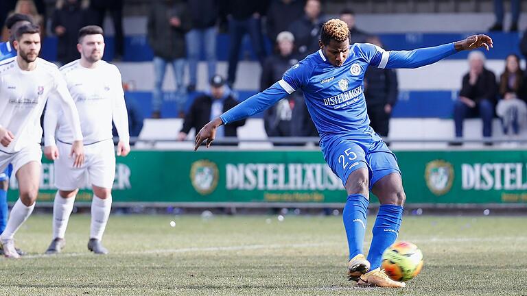 Mohamed Conte (rechts) ist einer von zwei Fußballern mit Fluchtgeschichte beim Fußball-Bayernligisten FV 04 Würzburg – und aktuell dessen erfolgreichster Torschütze.