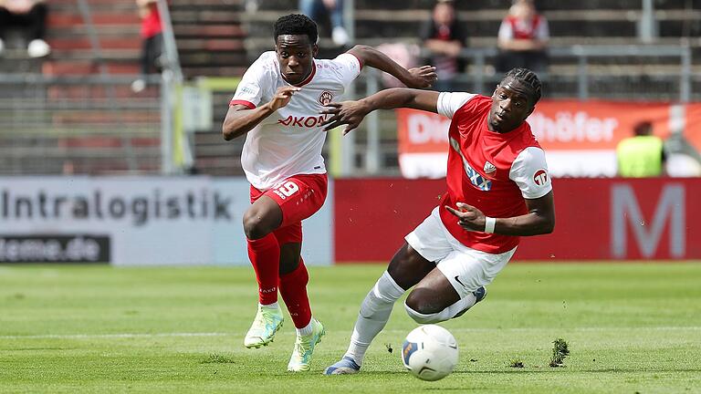 Laufduell: Die Würzburger Kickers mit Benjika Caciel (links) siegten gegen den SV Heimstetten (rechts Alexis Fambo) ungefährdet mit 3:0.