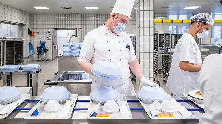 Konzentrationssache: Alexander Brand bei der Endabnahme. Nur wenn das Mittagessens-Tablett korrekt befüllt ist, kommt der Deckel drauf. Konzentrationssache: Alexander Brand bei der Endabnahme. Nur wenn das Mittagessens-Tablett korrekt befüllt ist, kommt der Deckel drauf.
