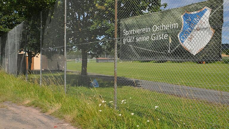 Der Sportplatz des SV Ostheim an der Straße nach Goßmannsdorf. Der Sportplatz des SV Ostheim an der Straße nach Goßmannsdorf.