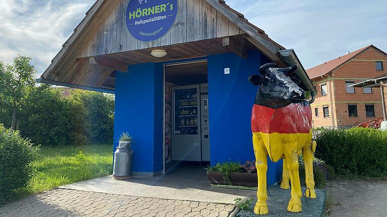 Frische Milch zapfen kann man sich an der Milchtankstelle von Familie Hörner in Kleinlangheim. Zudem gibt es im Regiomaten Nudeln, Eier, Käse und Fleisch. Frische Milch zapfen kann man sich an der Milchtankstelle von Familie Hörner in Kleinlangheim. Zudem gibt es im Regiomaten Nudeln, Eier, Käse und Fleisch.