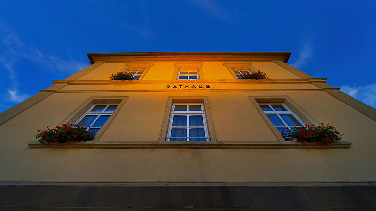 Vielleicht residiert in Schwanfelds Rathaus bald eine Frau. Die Schwanfelder Liste hat nämlich nun ihre Kandidatin für das Bürgermeisteramt gefunden. Vielleicht residiert in Schwanfelds Rathaus bald eine Frau. Die Schwanfelder Liste hat nämlich nun ihre Kandidatin für das Bürgermeisteramt gefunden.