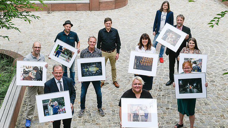 Ausnahmsweise einmal vor der Kamera: die Preisträger des Wettbewerbs 'Pressefoto Unterfranken' und die Sponsoren (von links): Thomas Obermeier, Bezirkstagspräsident Erwin Dotzel, Björn Friedrich, Karl-Josef Hildenbrand, Stefan Hebig (Sparkasse Würzburg), Silvia Gralla, Martina Müller, Torsten Meier, BJV-Vorsitzender Michael Busch, Daniela Kaiser und Marion Schäfer-Blake.