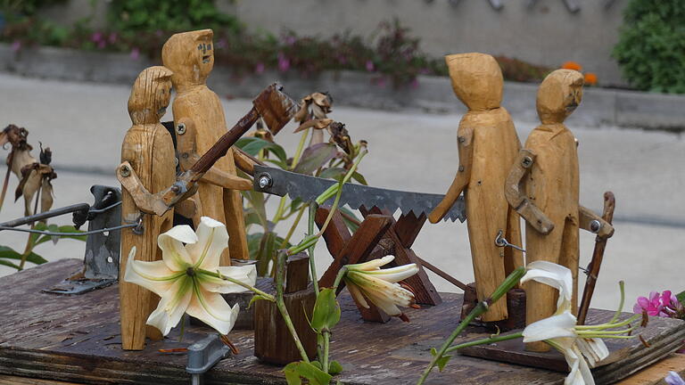 Waldarbeiter sägen und spalten. Durch Wasserkraft angetrieben bewegen sich die Figuren. Waldarbeiter sägen und spalten. Durch Wasserkraft angetrieben bewegen sich die Figuren.