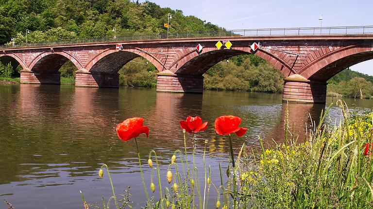 Besondere Harmonie zeichnet die Alte Mainbrücke aus dem Jahr 1846 in Marktheidenfeld aus.