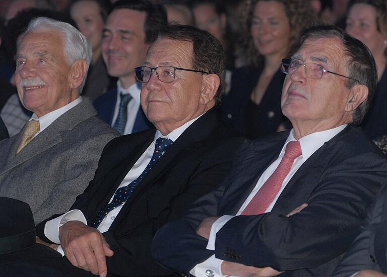 Einflussreicher Teil der Knauf-Familie: die Seniorchefs Nikolaus (von links), Thies und Baldwin Knauf. Zu der Familie gehören weitere Mitglieder, die hinter dem Gipskonzern stehen. Einflussreicher Teil der Knauf-Familie: die Seniorchefs Nikolaus (von links), Thies und Baldwin Knauf. Zu der Familie gehören weitere Mitglieder, die hinter dem Gipskonzern stehen.