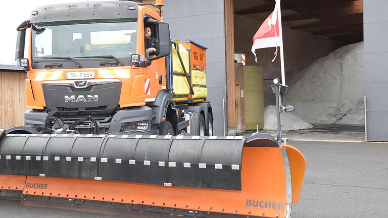 Zwei Spuren kann Jens Barthelmes mit seinem gewaltigen Lastwagen gleichzeitig auf der A 71 räumen.