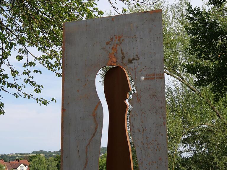 Ein Ausschnitt aus dem Kunstwerk 'Mann und Frau' auf der neuen Mainpromenade in Margetshöchheim. Der 'Mann' stellt symbolisch den heiligen Vitus dar, den Kirchenpatron von Veitshöchheim auf der anderen Mainseite. Der neue Mainsteg verbindet die beiden Dörfer. Er soll auch die Menschen zusammen führen und ins Gespräch miteinander bringen.