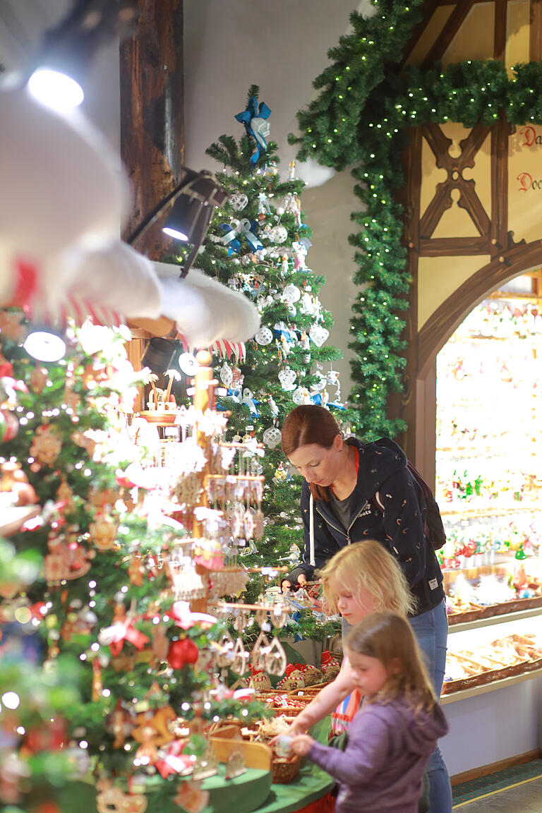 Mary aus Toronto war erst im Dezember auf dem Weihnachtsmarkt in München und hat über die Jahre viele Weihnachtsgeschäfte in Deutschland besucht. Doch der in Rothenburg gefällt ihr am Besten.