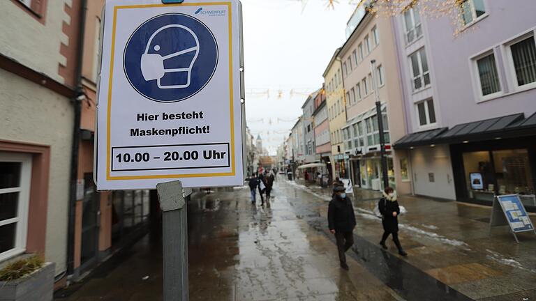 Die Maskenpflicht, wie hier in der Schweinfurter Spitalstraße, bereitet manchen Händlern Sorge.