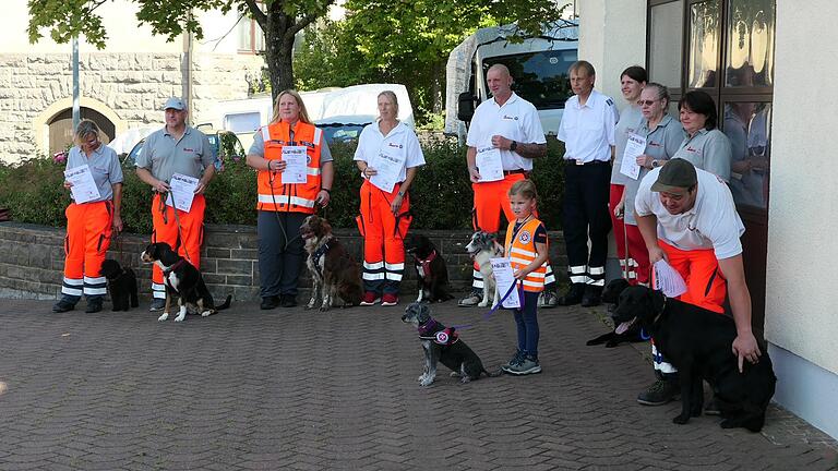 Acht Hunde der Rettungshundestaffel der Johanniter in Schweinfurt absolvierten den Eignungstest und werden weiter ausgebildet.