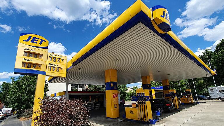 Start des Tankrabatts am 1. Juni 2022 in Würzburg: Hier ein Blick auf das Preisdisplay an einer Tankstelle in der Zellerau. Start des Tankrabatts am 1. Juni 2022 in Würzburg: Hier ein Blick auf das Preisdisplay an einer Tankstelle in der Zellerau.