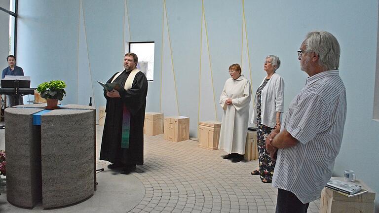 Gottesdienst in der „Kirche der Einheit – Herbst `89“ am Parkplatz Thüringer Tor mit dem evangelischen Pfarrer Michael Schlauraff, Pastoralreferentin Iris Will-Reusch und Christiane Michel, sowie Ralf Luther, Vorsitzender im Verein Autobahnkirche A 71 e.V.