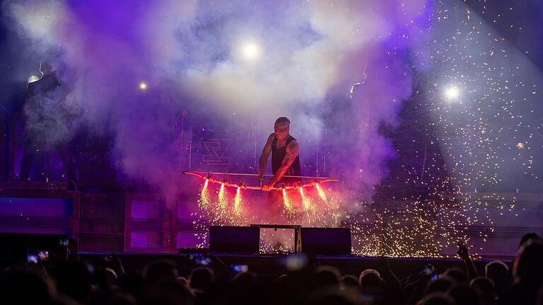 Pyroshow und knallende Bässe, so war der Beginn des Streutal-Festivals in Mellrichstadt mit der Rammstein-Coverband Stahlzeit.&nbsp;