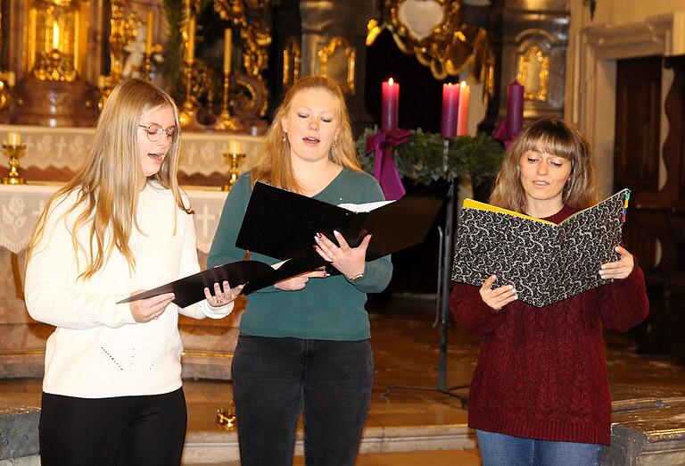 Mit Engelsstimmen präsentierte sich das Gesangsterzett mit (von links) Tessa Schlier, Franziska Heck und Maria Beuerlein. 'In dulci jubilo' lautete ein Beitrag. Mit Engelsstimmen präsentierte sich das Gesangsterzett mit (von links) Tessa Schlier, Franziska Heck und Maria Beuerlein. 'In dulci jubilo' lautete ein Beitrag.