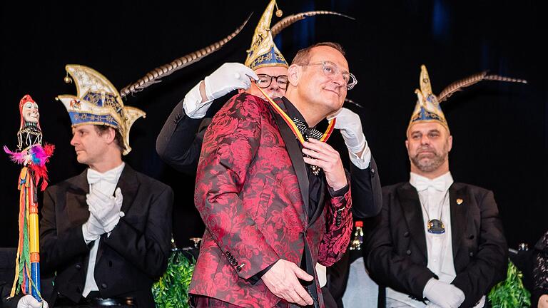 Rosenmontagssitzung der KiKaG: Sitzungspräsident Rainer Müller hängt Volker Heißmann den Schlappmaulorden um. Rosenmontagssitzung der KiKaG: Sitzungspräsident Rainer Müller hängt Volker Heißmann den Schlappmaulorden um.