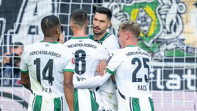 Bor. Mönchengladbach - 1. FC Heidenheim       -  Tim Kleindienst (2. v. r) wird von seinen Mitspielern gefeiert.