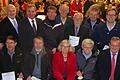 Gruppenbild mit Dame: Elisabeth Schäfer inmitten der langjährigen Mitglieder des Hopferstädter CSU-Ortverbands. Vordere Reihe (von links): Thomas Hellmuth, Burkhard Karl, Josef Leimig und Erich Scheuermann. Hintere Reihe (von links): Josef Häußlein, Leo Herrmann, Josef Grieb, Ludwig Antoni, Franz Karl und Stefan Pohl. Mit auf dem Bild Eberhard Nuß (hinten, Zweiter von links), Paul Lehrieder (rechts daneben) und Manfred Ländner (vorne rechts).