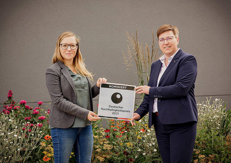 Freuen sich über die Nominierung: Erste Bürgermeisterin Birgit Erb (rechts) und Kathrin Scholz, Beauftragte für Bildung für nachhaltige Entwicklung im Markt Oberelsbach.