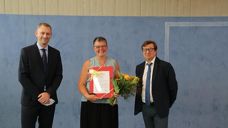 Elternbeiratsvorsitzende Marion Schmidt wurde von (links) stellvertretendem Schulleiter Florian Mantel und&nbsp; Rektor Heribert Jäger (rechts) verabschiedet.