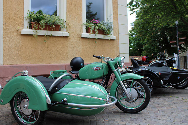 Motorräder mit Beiwagen hier eine Zündapp und eine BMW