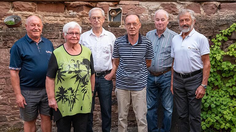 Für 40 Jahre Mitgliedschaft geehrt mit der goldenen Anstecknadel (von links): Erster Vorsitzender Josef Salomon, Erna Straub, Michael Kreß, Emil Röder, Hans Freitag, Walter Gram. Auf dem Bild fehlen Engelbert Roth, Edith Back, Wilhelm Glaser.