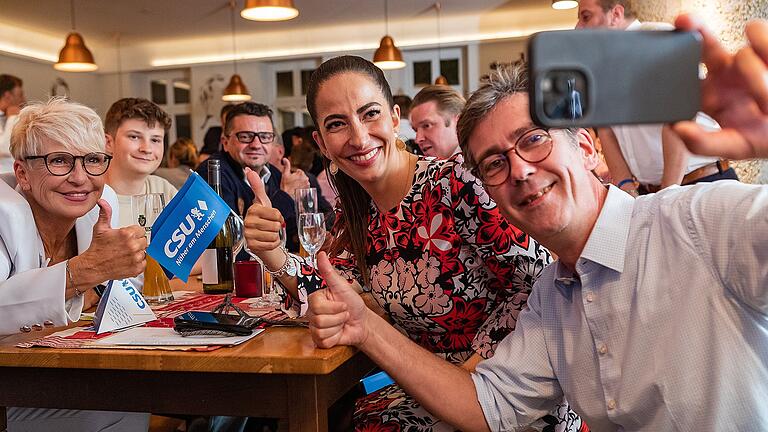 Freute sich über das Landtagsmandat für Andrea Behr (links) und über ihr eigenes Abschneiden bei der Bezirkswahl: Würzburgs Sozialreferentin Hülya Düber (Mitte), fotografiert von OB Christian Schuchardt bei der Wahlparty.