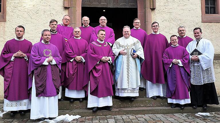 Gratulation zum Silbernen Priesterjubiläum: Pfarrer Richard Englert (Mitte) mit Amtsbrüdern vor der Kirche St. Peter und Paul.