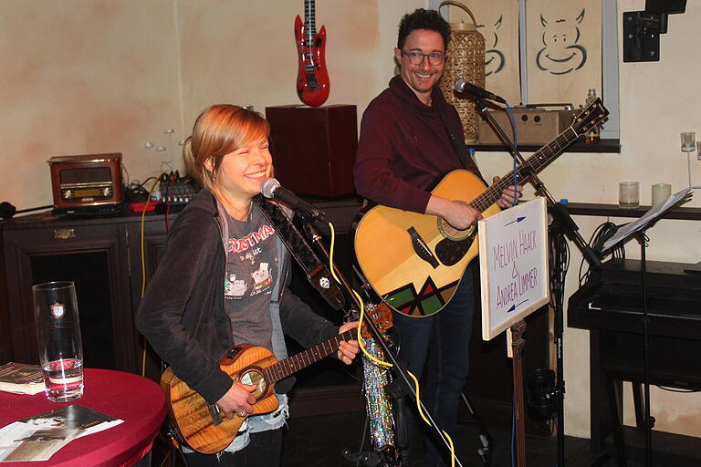 Witziges Duo: Die beiden Musikkabarettisten  Andrea Limmer und Melvin Haack gastierten im Wiesentheider Kuhstall.