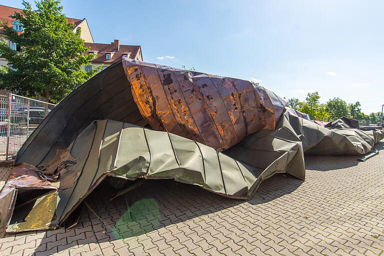 Das Dach liegt nun auf dem Boden, aufgerollt wie eine überdimensionale Sardinenbüchse, nur gestützt von der Steinmauer.