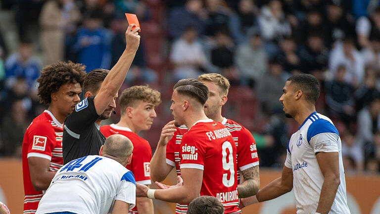 FC Augsburg - FC Schalke 04.jpeg       -  FC Augsburg - FC Schalke 04 Schiedsrichter Daniel Schlager zeigt Augsburg Ermedin Demirovic die Rote Karte.