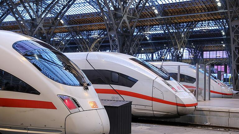 Deutsche Bahn.jpeg - Drei ICE im Leipziger Hauptbahnhof. Dass durch Volker Wissings Bahnreform die Züge bald pünklicher rollen, bezweifelt der Rechnungshof. Deutsche Bahn.jpeg - Drei ICE im Leipziger Hauptbahnhof. Dass durch Volker Wissings Bahnreform die Züge bald pünklicher rollen, bezweifelt der Rechnungshof.