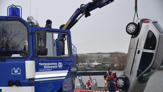Auto rollt in Main       -  Auto geborgen: Nach einer dreistündigen Suchaktion im Main bei Marktbreit, gelang es den Helfern von THW, Wasserwacht, Feuerwehr und BRK einen Pkw aus dem Main zu bergen der in den frühen Morgenstunden hineingerollt war.