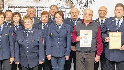 Ausgezeichnet: Für 20-jährigen aktiven Dienst und 40- sowie 50-jährige Vereinszugehörigkeit wurden bei der Jahresversammlung der Heßdorfer Feuerwehr Mitglieder geehrt (von links): stellvertretende Kommandantin Brigitta Brand, Thomas Liebler, Renate Fella, Gerda Start, Bürgermeister Martin Göbel, stellvertretende Vorsitzende Marion Straßner, Kommandant Steffen Langer, Margit Oberpichler, Vorsitzender Helmut Simon, Helmut Krämer, KBI Peter Schmidt und Reinhold Schmelzle. Ausgezeichnet: Für 20-jährigen aktiven Dienst und 40- sowie 50-jährige Vereinszugehörigkeit wurden bei der Jahresversammlung der Heßdorfer Feuerwehr Mitglieder geehrt (von links): stellvertretende Kommandantin Brigitta Brand, Thomas Liebler, Renate Fella, Gerda Start, Bürgermeister Martin Göbel, stellvertretende Vorsitzende Marion Straßner, Kommandant Steffen Langer, Margit Oberpichler, Vorsitzender Helmut Simon, Helmut Krämer, KBI Peter Schmidt und Reinhold Schmelzle.