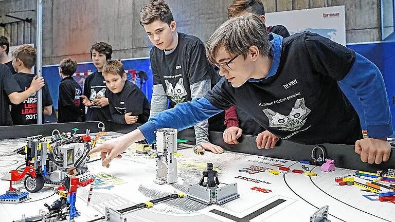 Team RoboRIG vom Riemenschneider-Gymnasium rüstet ihre Maschine, bevor die Jury eine Bewertung abgibt.