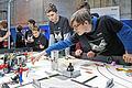 Team RoboRIG vom Riemenschneider-Gymnasium rüstet ihre Maschine, bevor die Jury eine Bewertung abgibt.