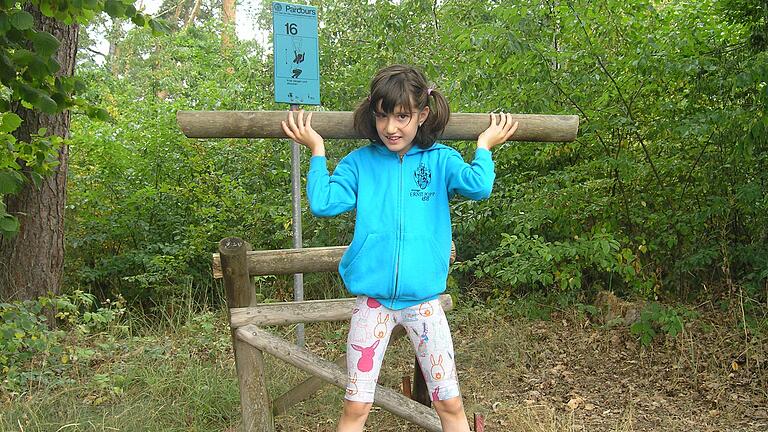 Sportlich, sportlich: Leonora bei einer der 20 Übungsstationen auf dem Kitzinger Trimm-dich-Pfad. Sportlich, sportlich: Leonora bei einer der 20 Übungsstationen auf dem Kitzinger Trimm-dich-Pfad.